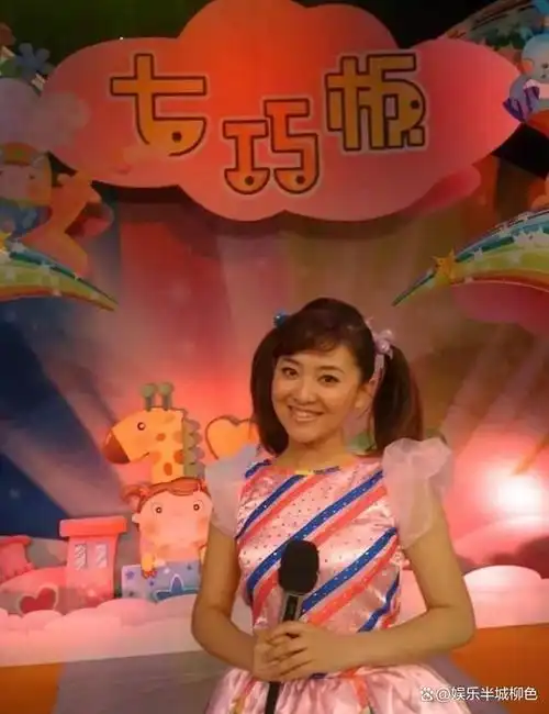 "月亮姐姐"王淏:39岁嫁富商高龄生孩子,如今过得如何了?