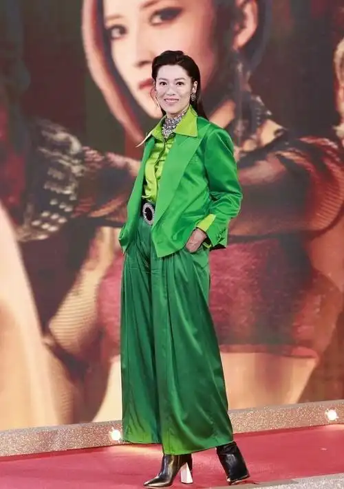 滕丽名为吸睛特意穿红色,气场十足,却不敌"大小姐"的青葱绿