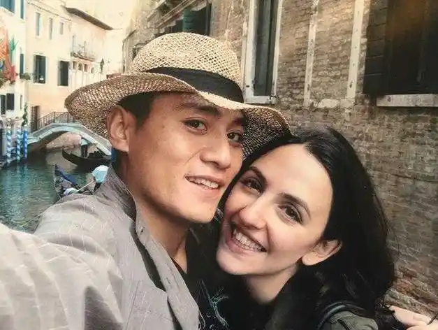 刘烨法国妻子逛菜场引争议身形暴瘦似6旬老人网友比谢娜强