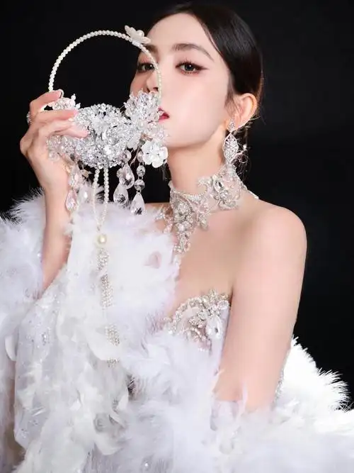 古力娜扎一身珍珠羽毛透视裙现身上海 身材高挑曲线曼妙太惊艳|模特