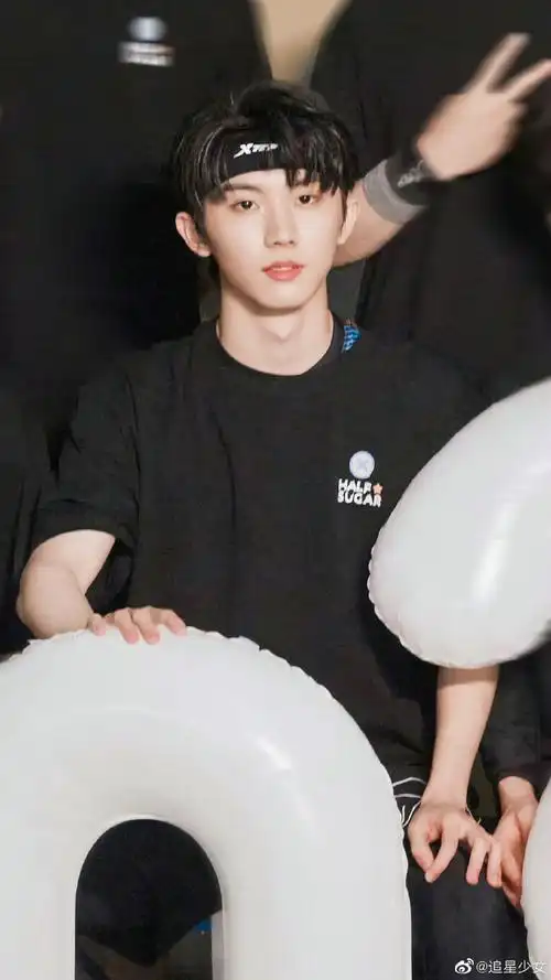 马嘉祺黑色发带造型