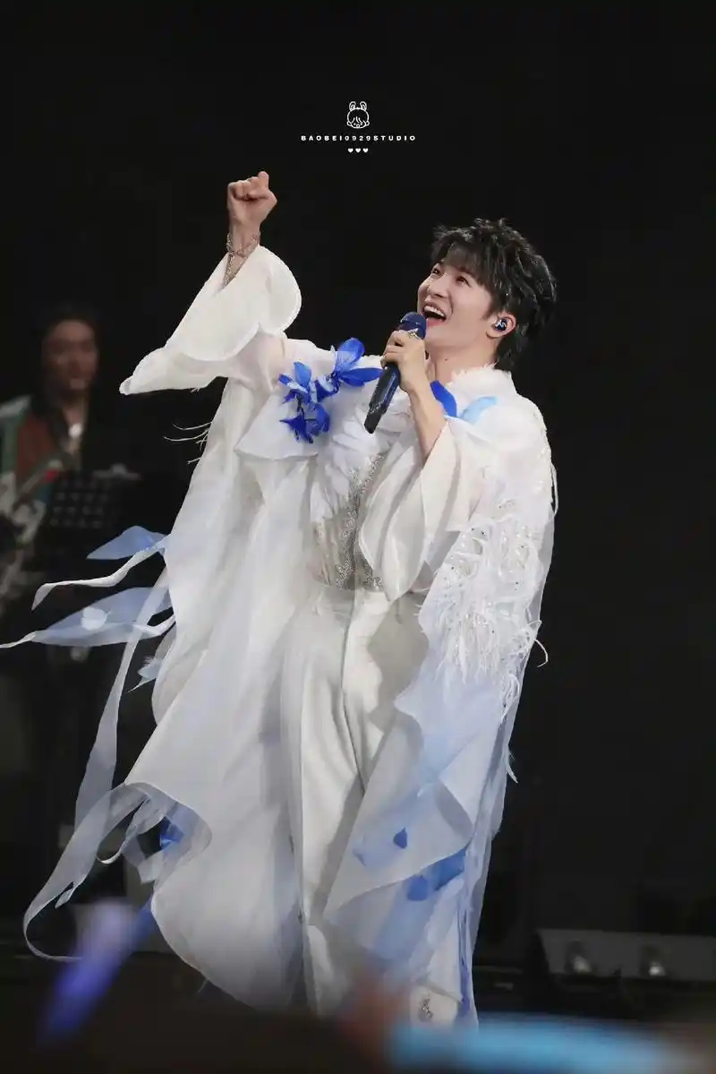 周深宝贝好可爱啊啊啊啊啊.谢谢微博各大站子们放送的美图! - 抖音