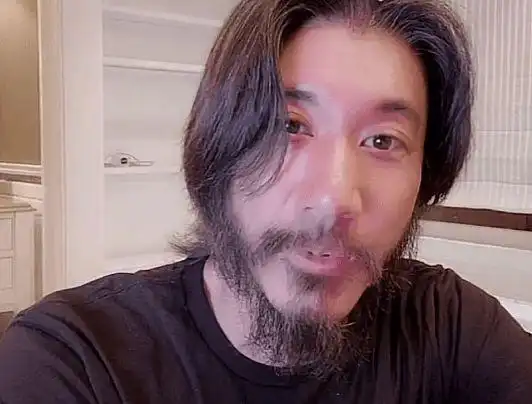 45岁王力宏太沧桑,留长发络腮胡放飞自我,网友:鲁滨逊漂流记