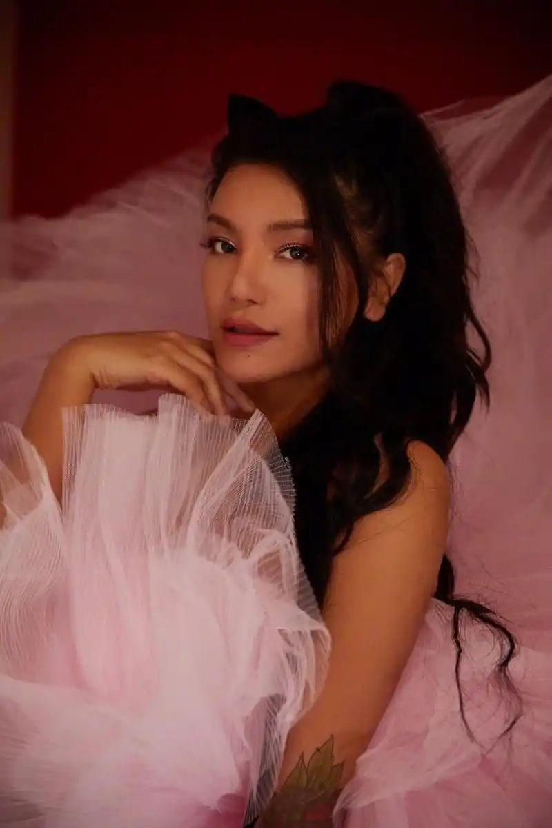 江映蓉挑战氧气粉造型手臂上纹身太抢眼被指口味太重