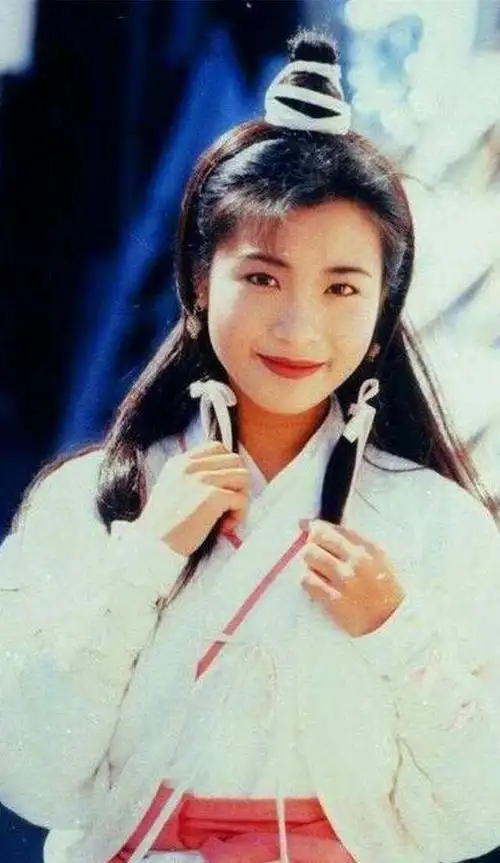 她是《神雕侠侣》中的陆无双,如今的商场女强人_简佩筠