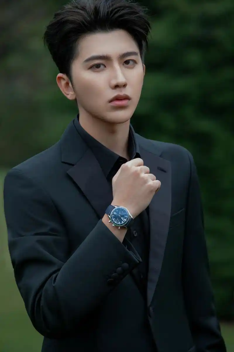 蔡徐坤 今日日内瓦看展营业照!期待一会的现场!#时尚 #帅 - 抖音