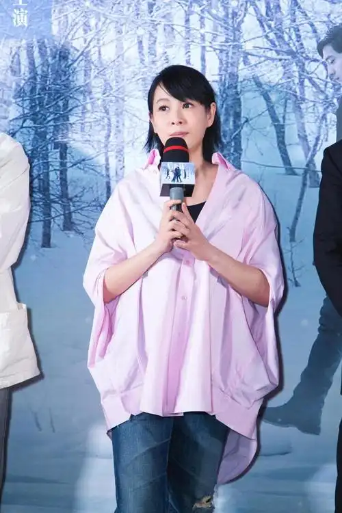 49岁刘若英真是不老女神,短发搭配黑色上衣 白色西裤,时髦减龄