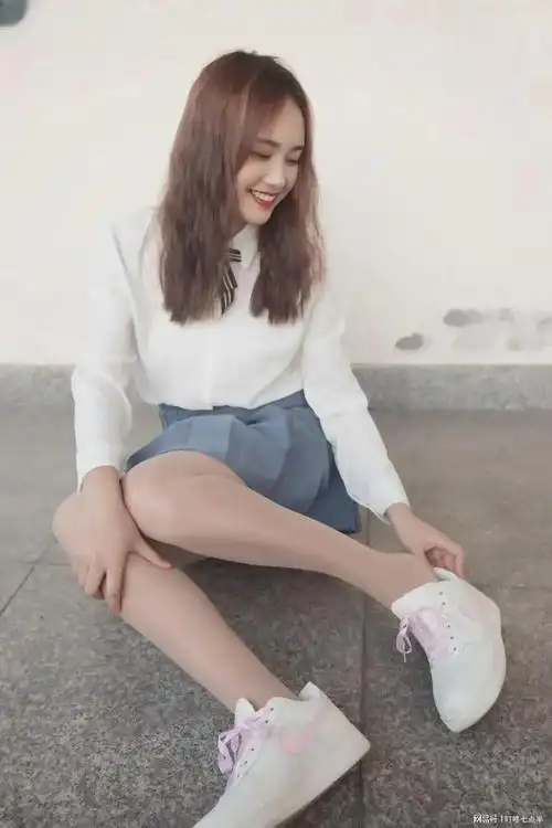 超火爆穿上肉色丝袜搭配白色运动鞋时尚又舒适