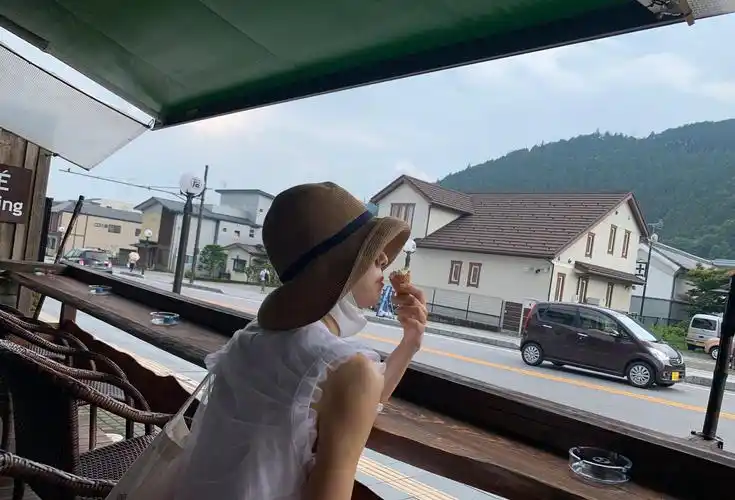 原创离婚后马伊琍背影杀,热裤秀出大长腿,白色无袖衬衣携女儿出游