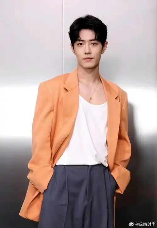 肖战橘色西装造型