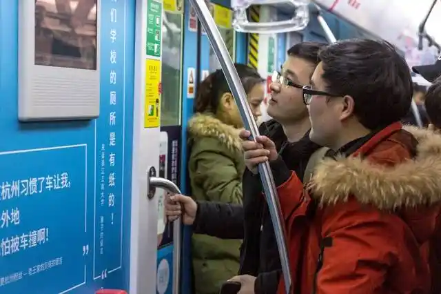 最近两周坐地铁容易被盯上!知道真相后网友却说太暖心