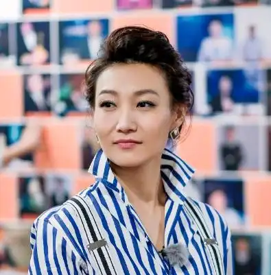 李梓萌出生于1977年7月,是中国内地节目主持人,记者,她时尚,大方,充满