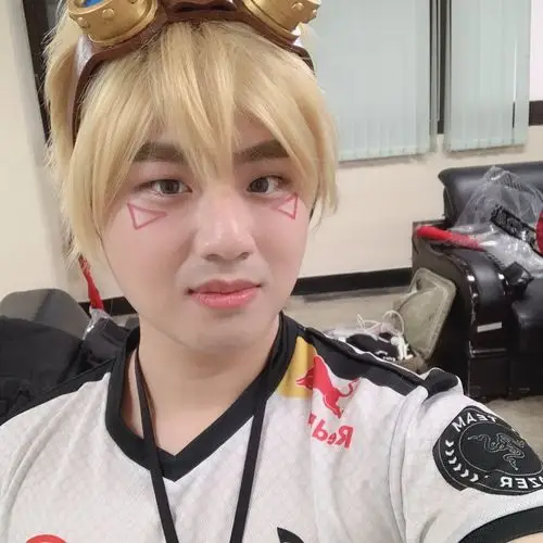 bang到达lck决赛现场 cos伊泽瑞尔晒自拍