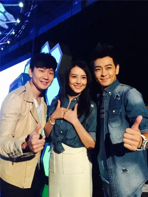 林志颖林俊杰高圆圆三人合影.