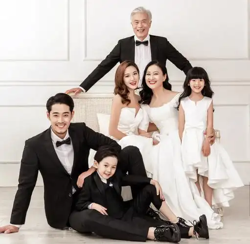 宝贝家族影楼主题服装的优惠券大全—儿童摄影服装影楼拍照全家福六口