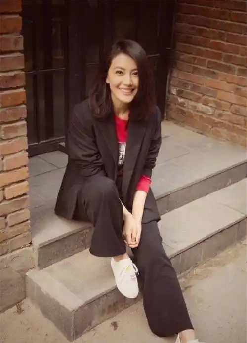 跟着高圆圆学穿衣!别再傻傻的牛仔裤配t恤,这么穿温柔又优雅!