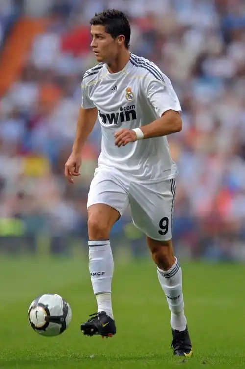 足球明星c罗皇马时期场上带球