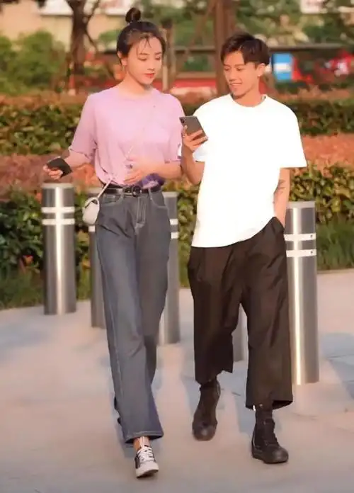 现在 180cm 以上的男生都喜欢 160cm 以下的女生,剩下的就是和我们同