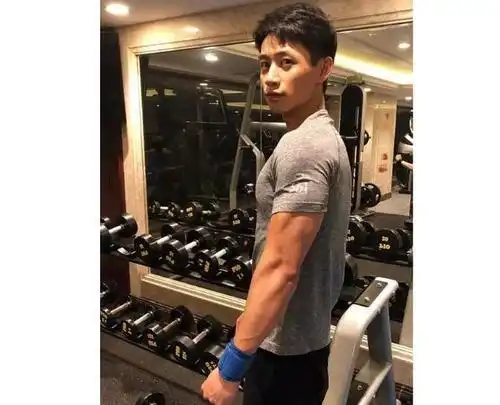 粉丝们纷纷调侃到:健身博主又上线了,照片中的魏晨体格强健,肌肉虬扎
