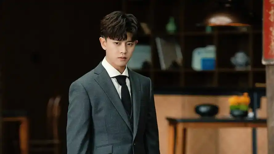 未来事业发展可期 任嘉伦与李沁官宣新剧《请君》自2021年初至今