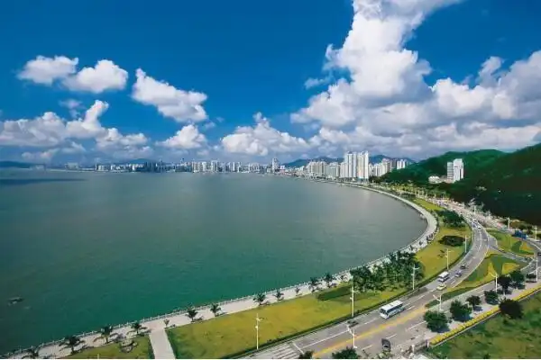 三亚三亚是古称崖州的具有热带海滨风景特色的国际旅游城市,有着东方