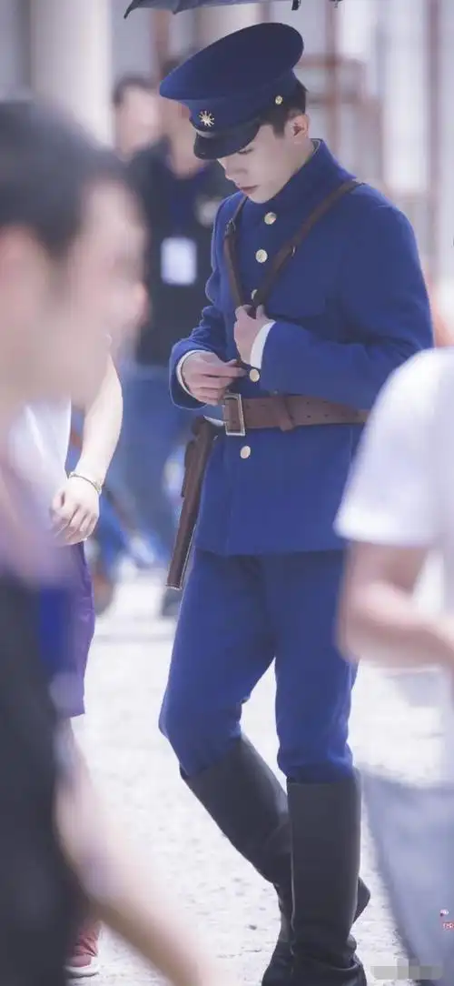 易烊千玺军装,一身正气英气十足,神采刚毅凌然,尽显英雄风采!