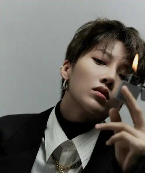 刘雨昕上演侧颜杀紫色西装搭配毛毛鞋帅酷十足又有型