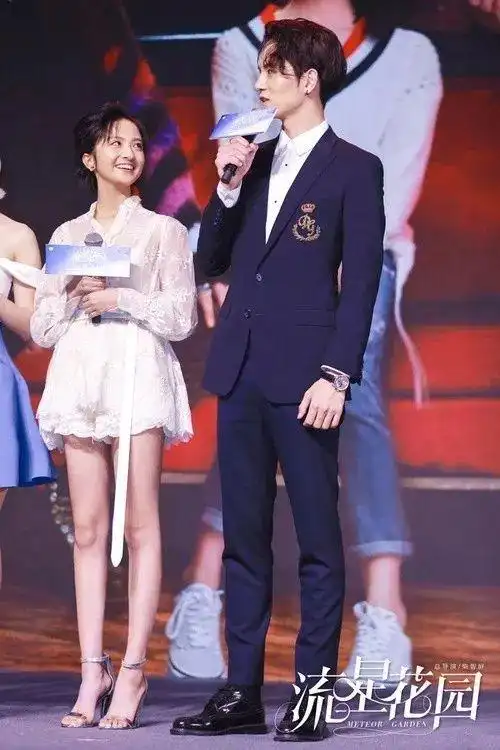 有网友说,从发布会现场照片对比来看的话,沈月貌似还没有官方身高158