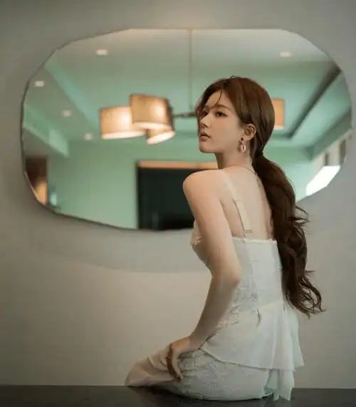 高中毕业于西南交大附属中学,后就读于台湾明道大学,中国内地女演员.