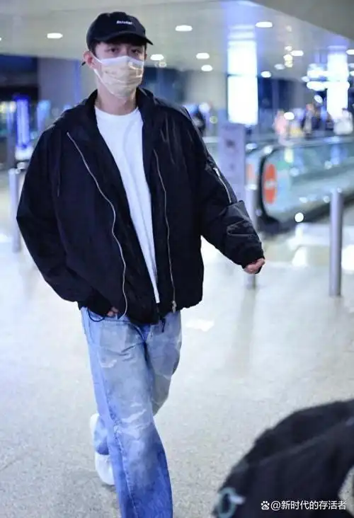 黄景瑜到达上海机场,穿着休闲快步行走