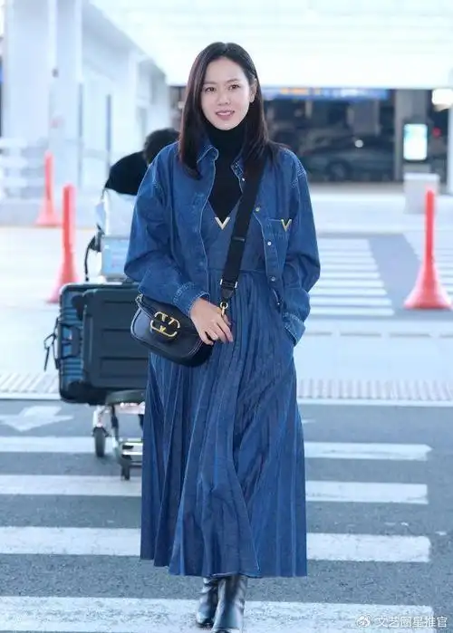 孙艺珍机场路透生图曝真容!脸浮肿发腮,产后发福身材臃肿引争议