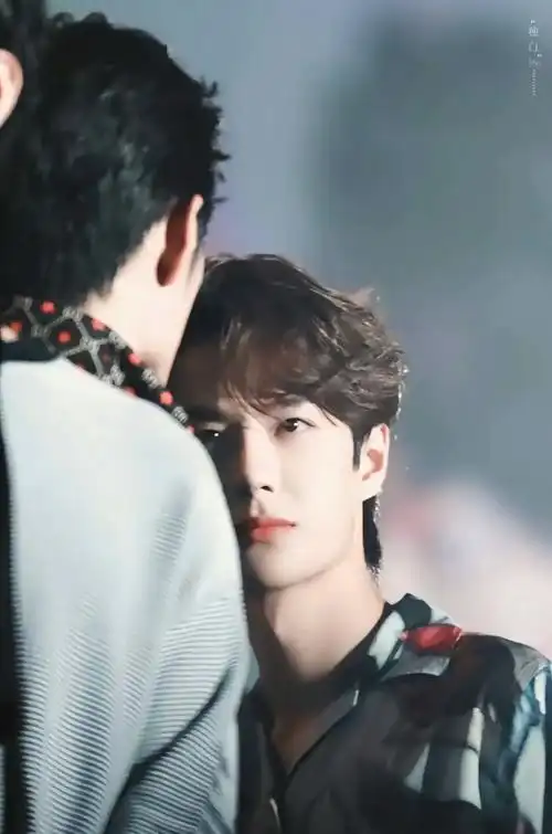 博君一肖 #王一博 #肖战 #一眼沦陷 有人拍照不看镜头～ - 抖音