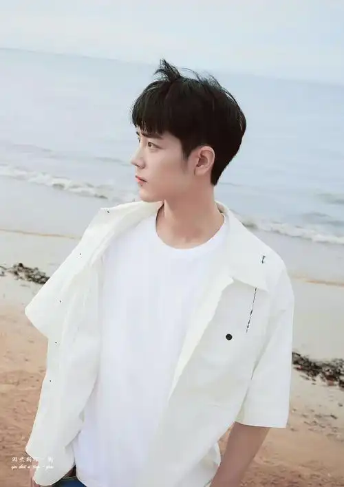 日常见肖战##肖战海边写真