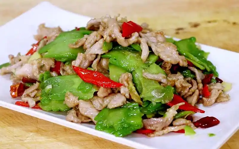 炎热的夏天来一盘苦瓜炒肉不仅解暑还消毒