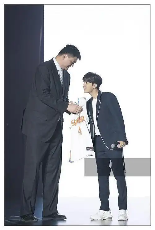 181身高同框姚明,网友:这差距够我笑一年了_网易订阅