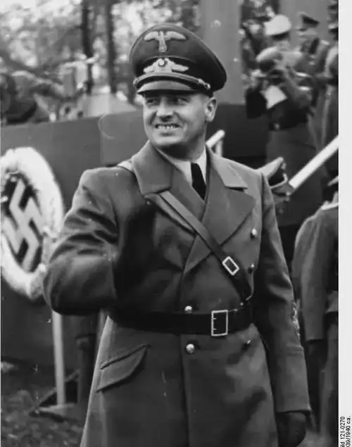 最令世人大跌眼镜的是,甲级战犯,原纳粹内政部部长助理和总顾问威廉