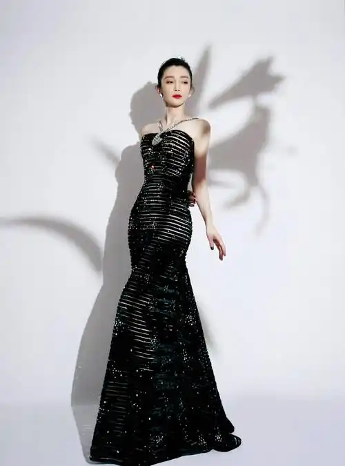 李冰冰身穿一袭黑色缀钻古董礼裙拍大片,珠光宝气优雅高贵_照片_写真