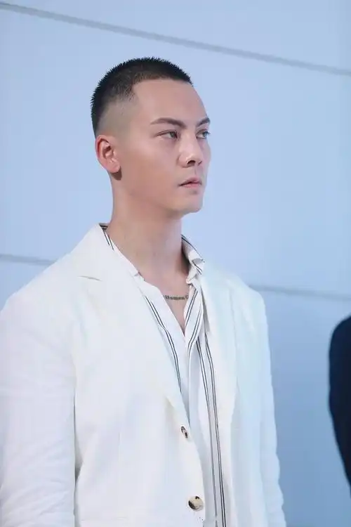 陈伟霆的"荷尔蒙"气质低调不了,寸头配白西装,不正派反倒帅气|发型