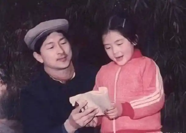 谢娜14岁照片曝光,有没有整容一看便知,原来小时候的她这么美_下巴