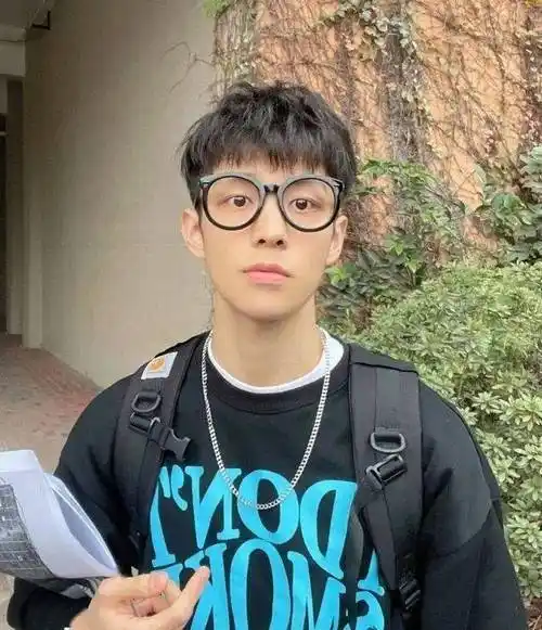 超级减龄的9款碎盖头发型