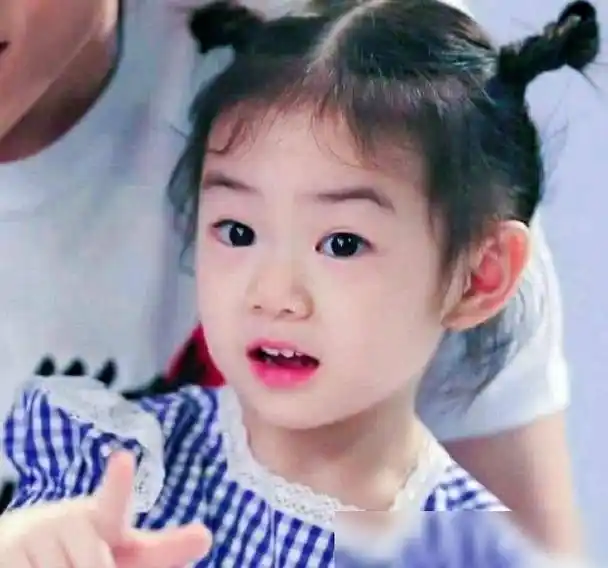 戚薇女儿婴儿照曝光,lucky从小长得就像妈妈,李承铉要吃醋了