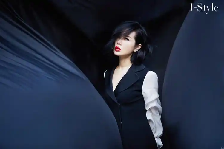 烈焰红唇抢镜余男最新杂志写真曝光