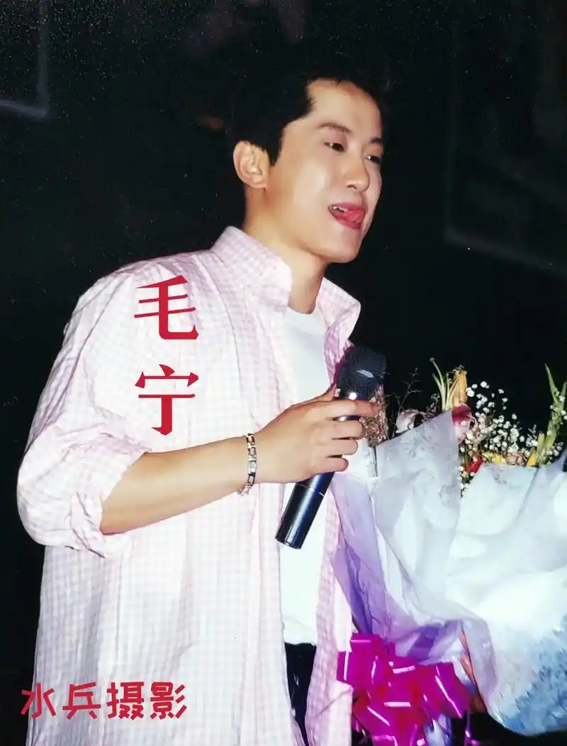水兵摄影:中国内地流行乐男歌手-毛宁.【毛宁简介选自网络】  - 抖音