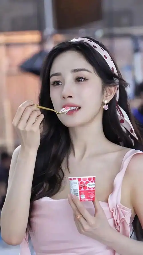 杨幂活动美照,一袭抹胸吊带粉裙,温柔甜美