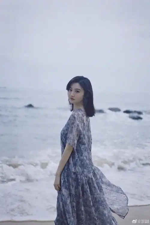 景甜海边美照曝光穿碎花纱裙回眸气质清冷