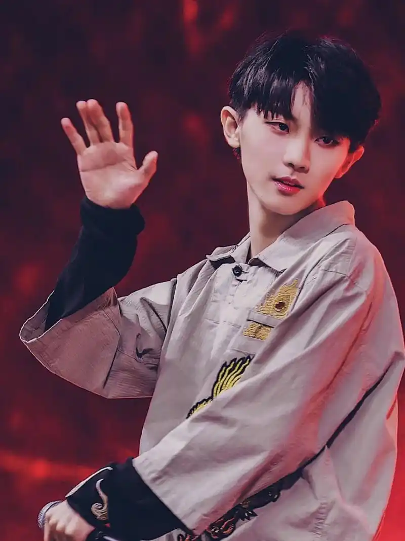 马嘉祺高清神图来啦!黑化小马壁纸      帅气的马哥又来啦!