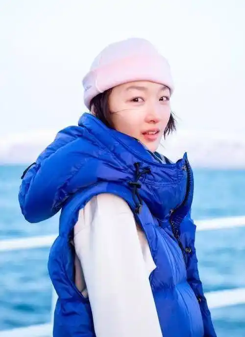 周冬雨快30岁了?这个礼服和内衣差不多吧!也太时髦太瘦了!