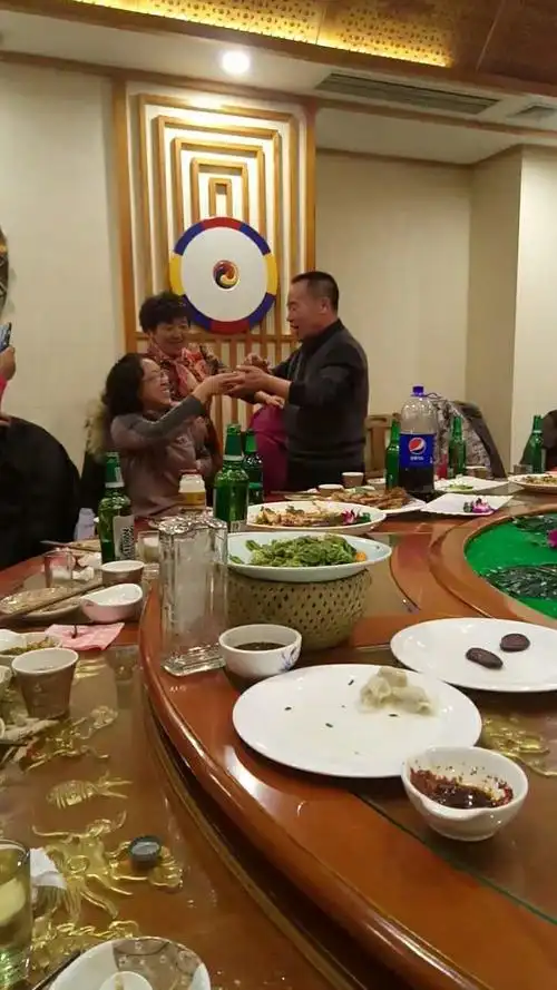 今天是初九九班相聚的日子,为了纪念这个天赐良日,我们相约大华饭店