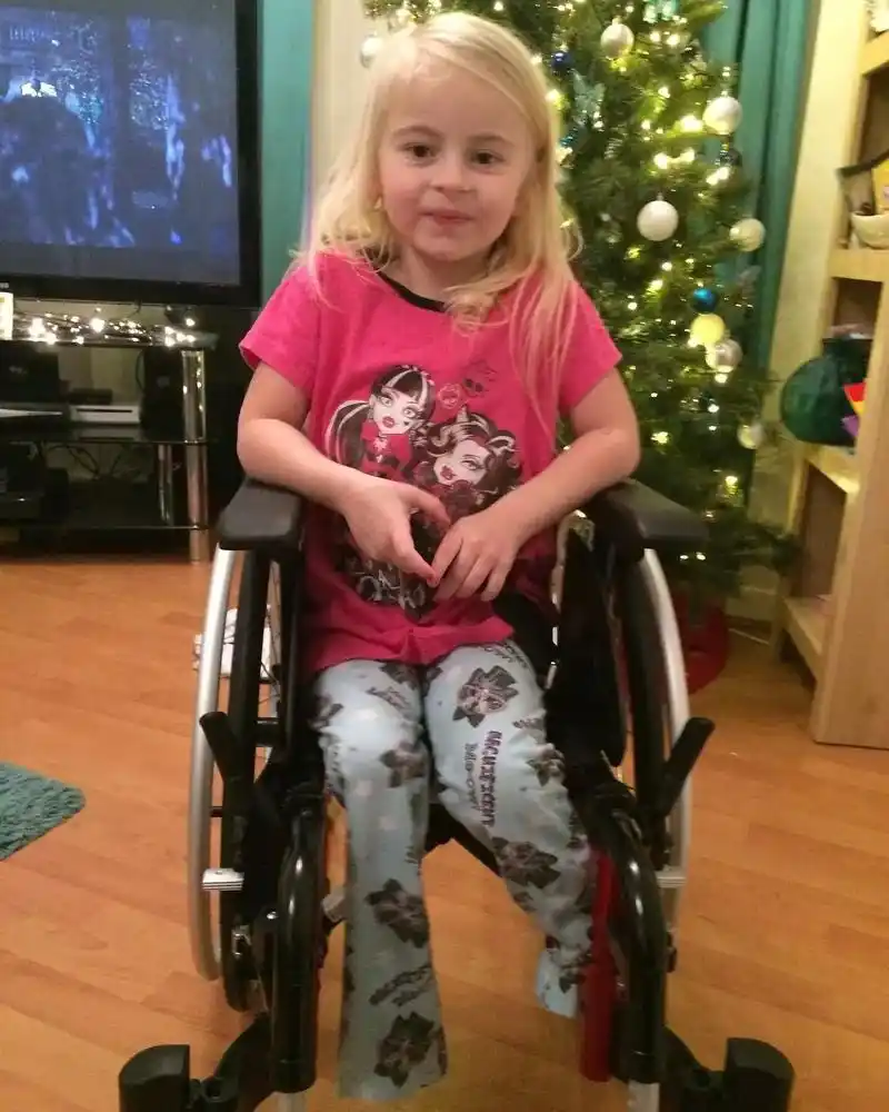 来残缺,备受欺凌,她却做了一个这样的决定…|假肢|女孩|双腿_新浪新闻