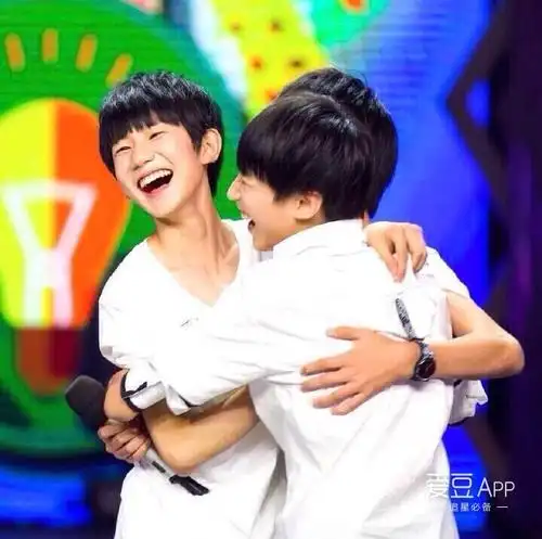 [tfboys][分享]170102 三年了,三小只还是像当年一样笑着拥抱自己的